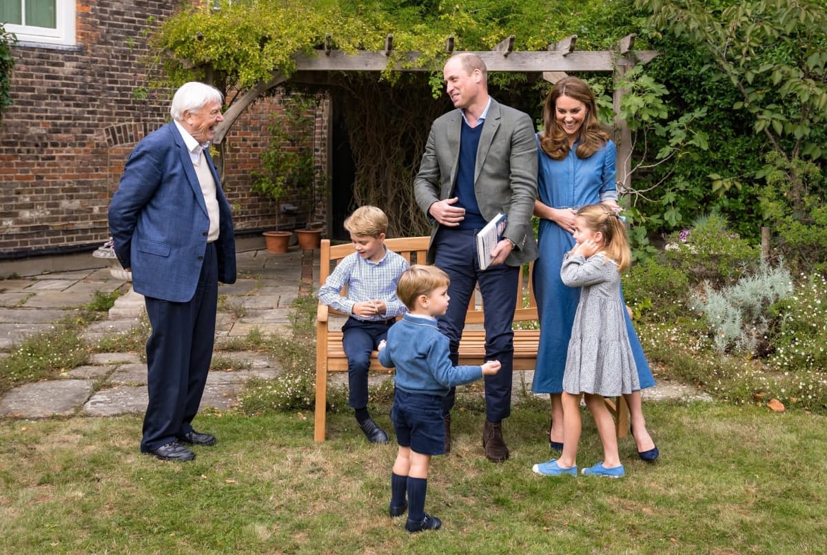 David Attenborough sekä prinssi William ja herttuatar Cathrine lapsineen. 