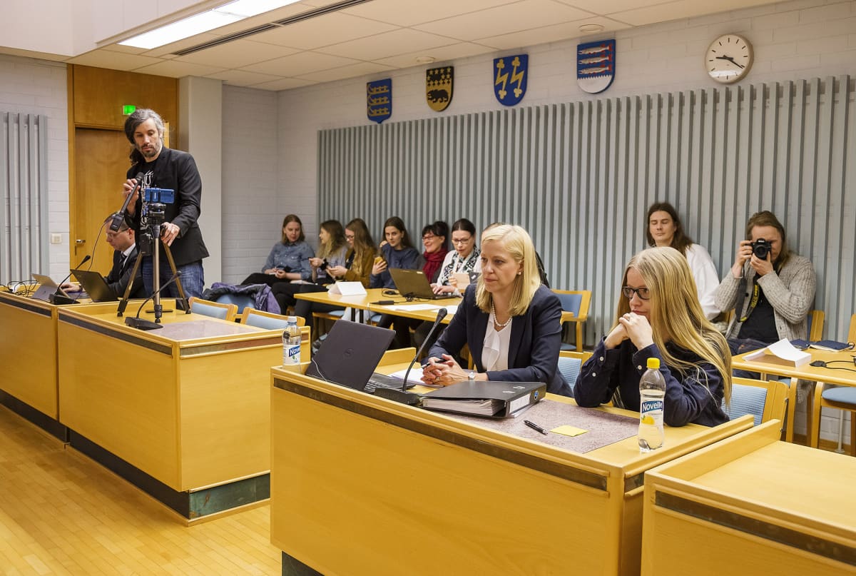 Junes Lokka, Martina Kronström ja Johanna Vehkoo Oulun käräjäoikeudessa