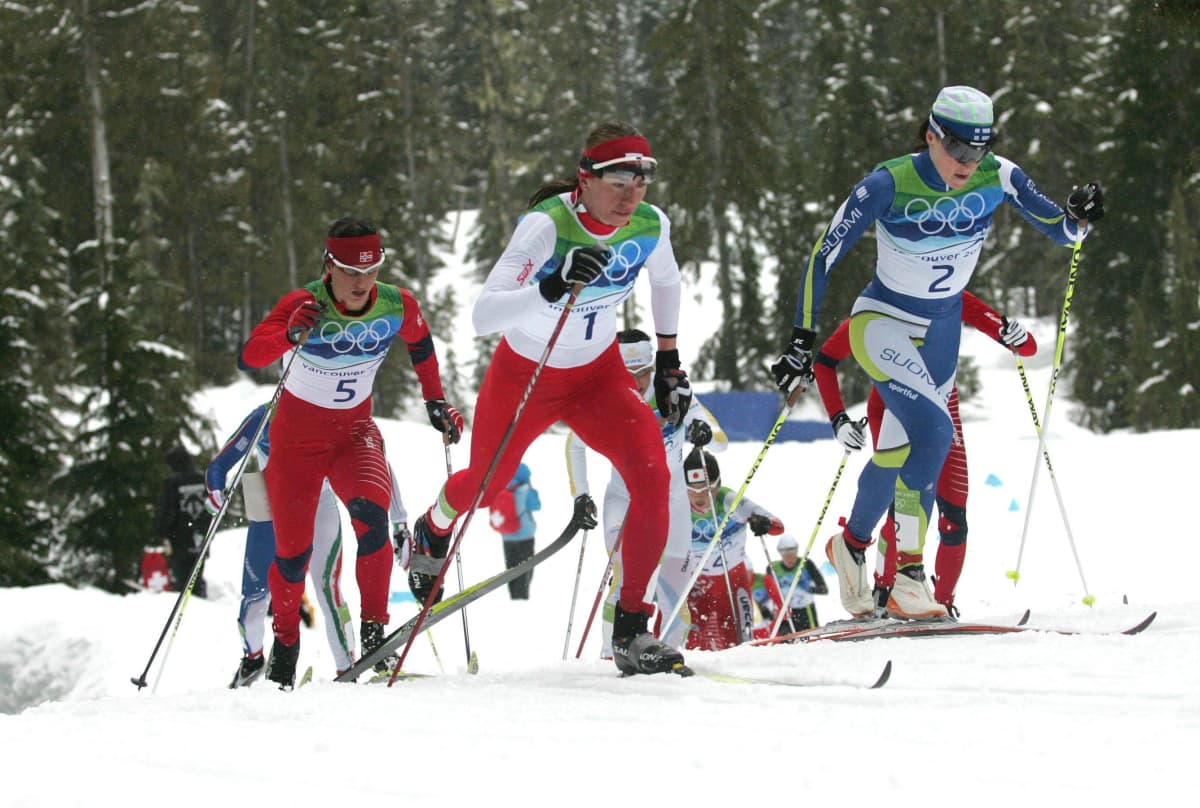 Vancouverin talviolympialaisissa 2010 Aino-Kaisa Saarinen, Justyna Kowalczyk ja Marit Björgen hiihtämässä.