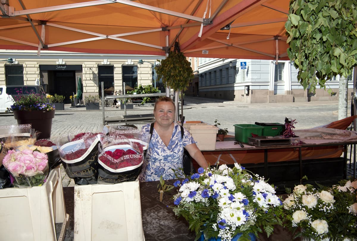 Mervi Kaalinen myy kukkia Kauppatorilla.