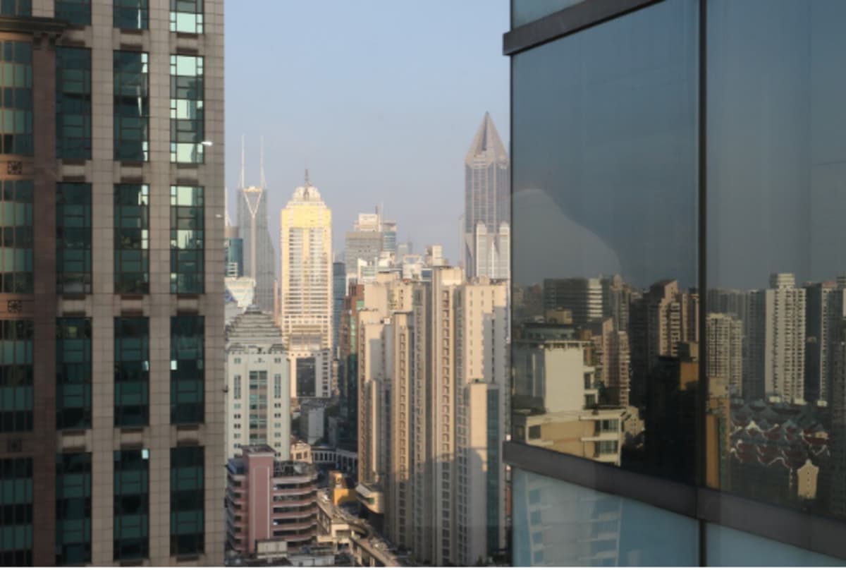Shanghain liike-elämän keskusta. Talot ovat kauttaaltaan monikymmenkerroksisia.  