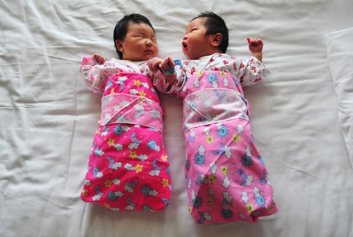 Kaksi vastasyntynyttä lasta Kiinassa.