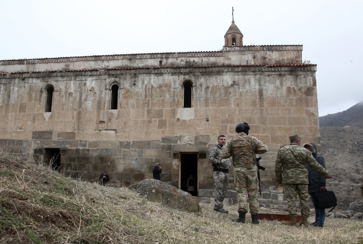 Azerbaižanilainen sotilas Agaogalan Luostarin edessä