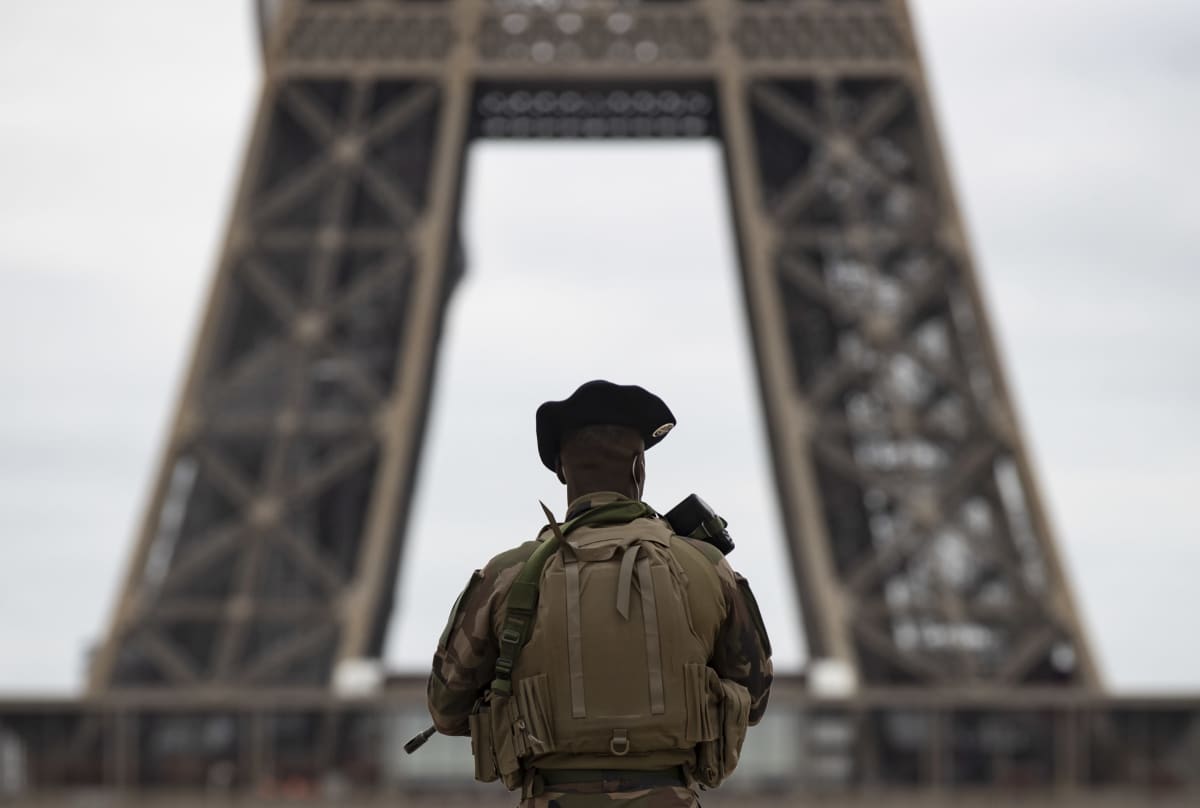 Sotilas vartioi Trocaderon aukiota lähellä kuuluisaa Eiffelin tornia Pariisissa 30. lokakuuta 2020. Ranskassa kiristettiin terrorivalmiutta Nizzan eilisen terrori-iskun jälkeen.