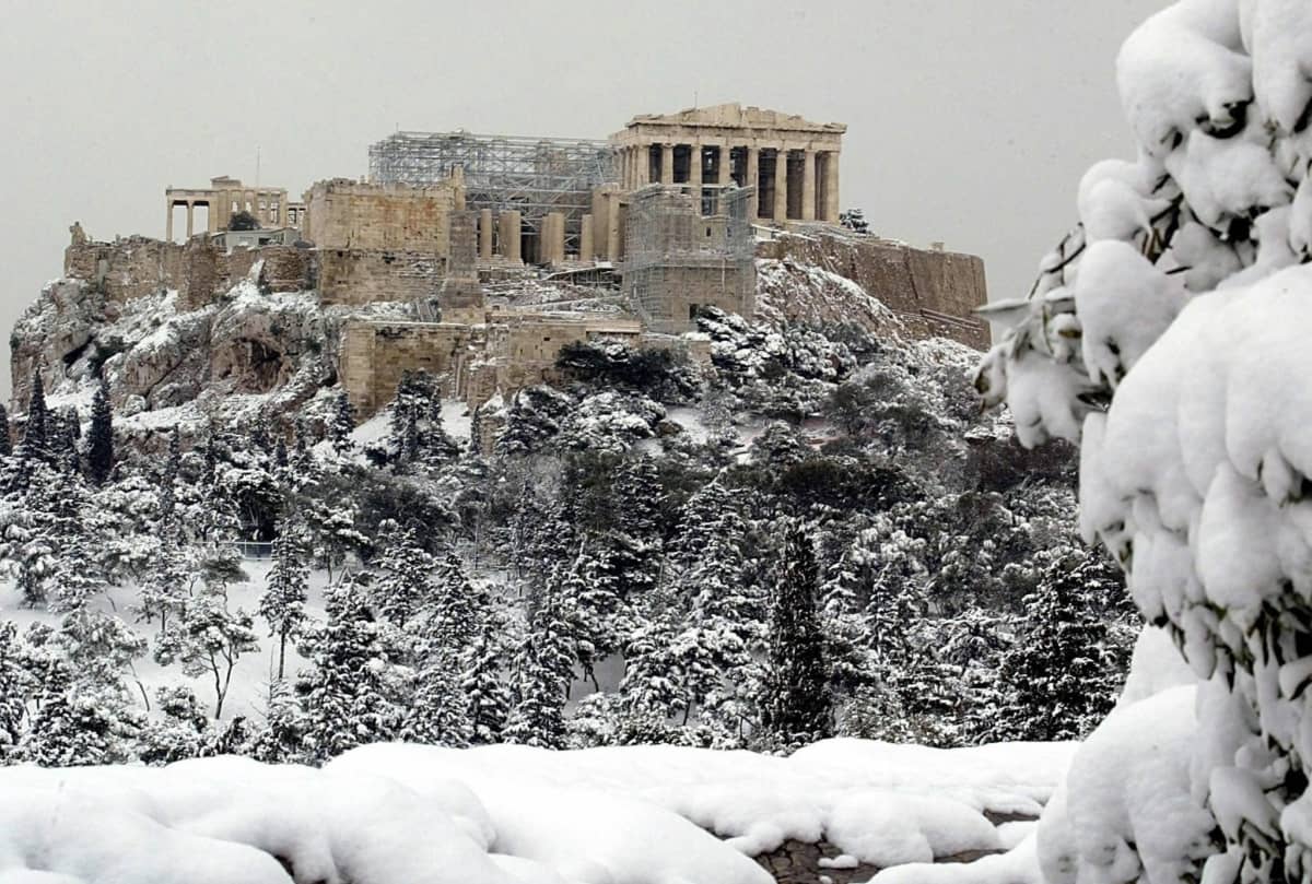 Lumen peittämä Akropolis