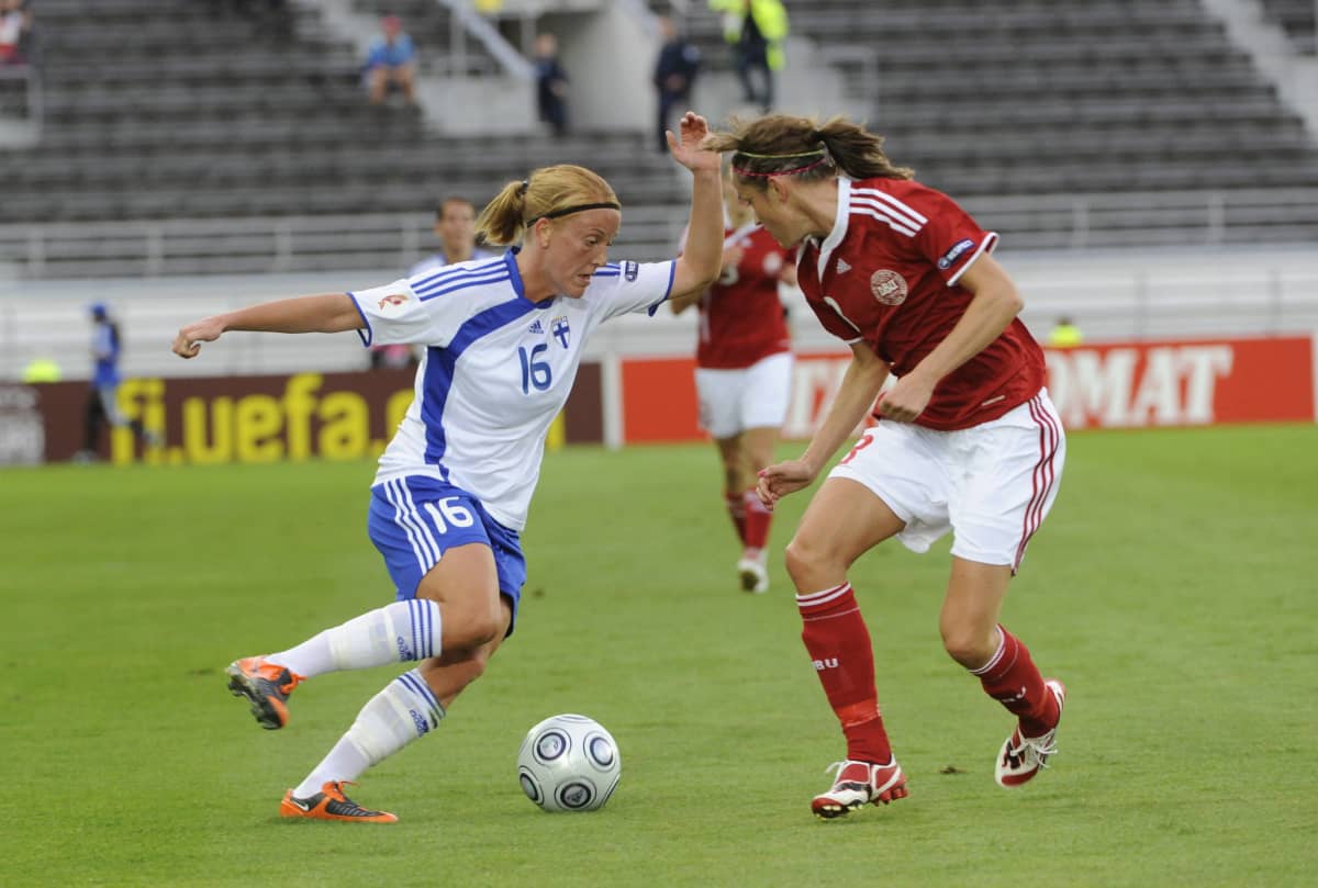 Anna Westerlund kamppailee pallosta Julie Bukhin kanssa EM-kisoissa 2009.