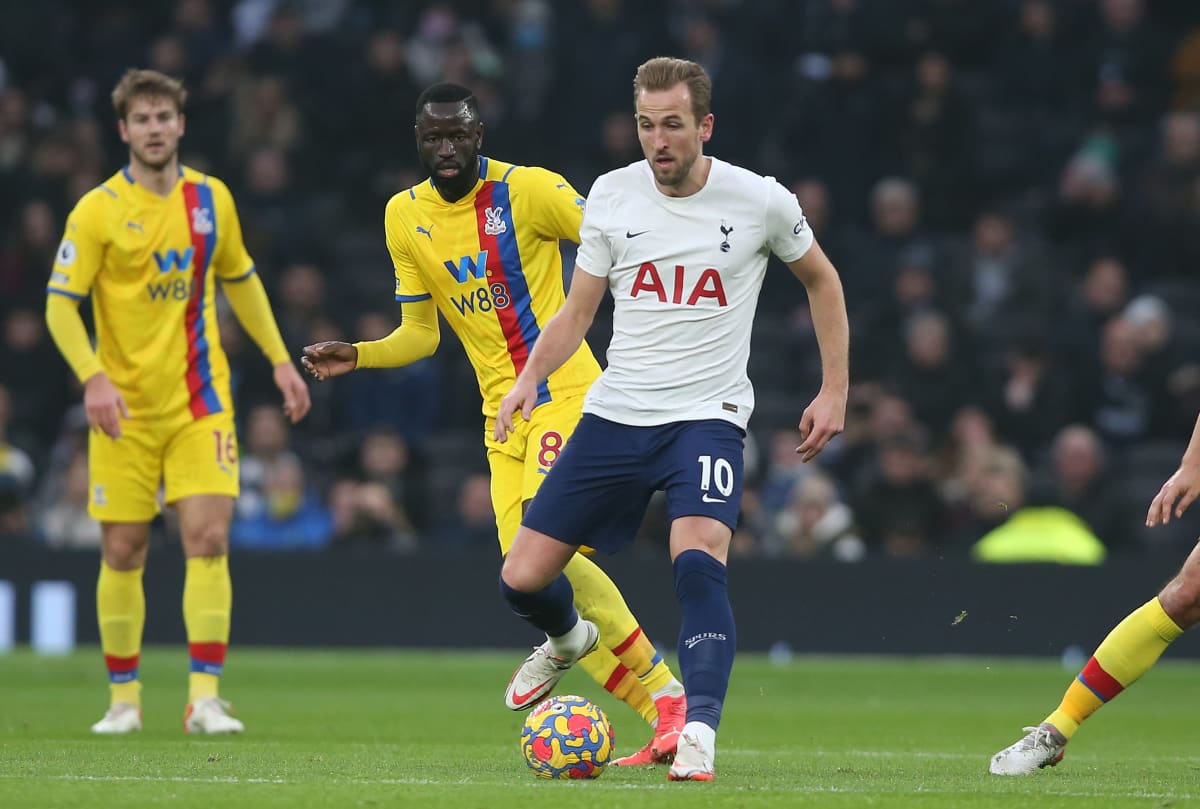 Tottenhamin Harry Kane kuljettaa palloa ottelussa Crystal Palacea vastaan Valioliigassa 26.12.2021.
