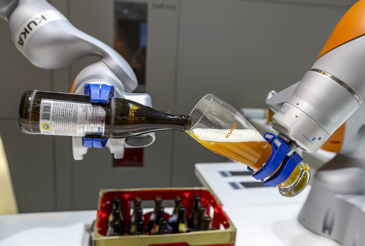 Robotti kaataa olutta lasiin.