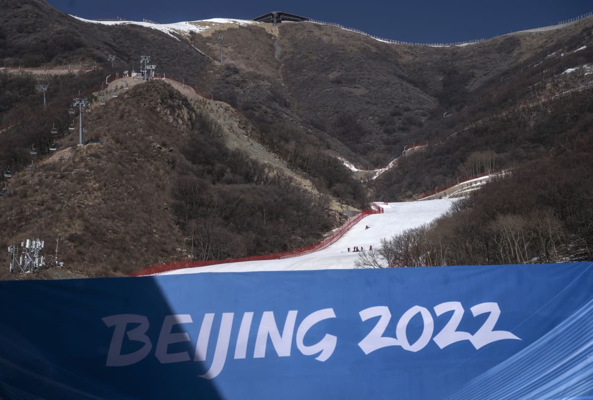 Pekingin talviolympialaisten alppihiihtonäyttämönä toimivan Yaqingin rinteissä on vain vähän lunta vuosi ennen kisoja.