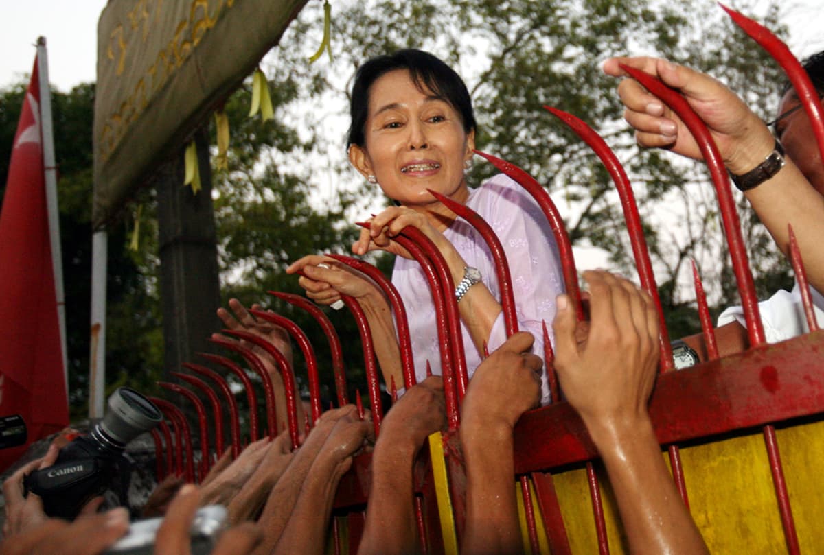 Aung San Suu Kui tervehtii kannattajiaan portillaan Yangonissa vapauduttuaan kotiarestista marraskuussa 2010.