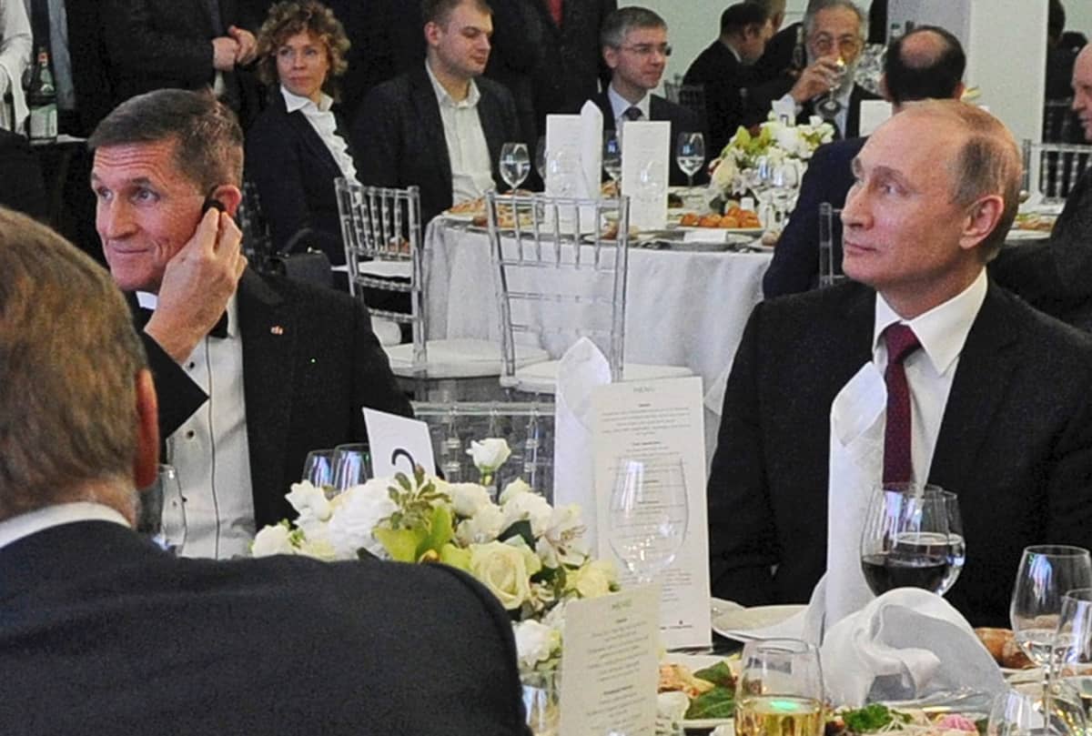 Flynn ja Putin istuvat vierekkäin illallispöydässä.