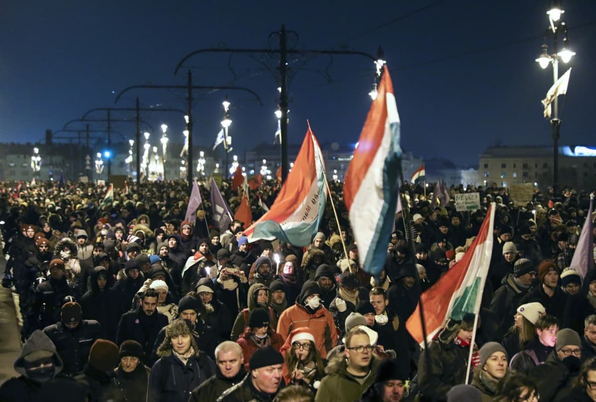 Mielenosoittajia Széchenyin ketjusillalla Budapestissä 21. joulukuuta 2018.