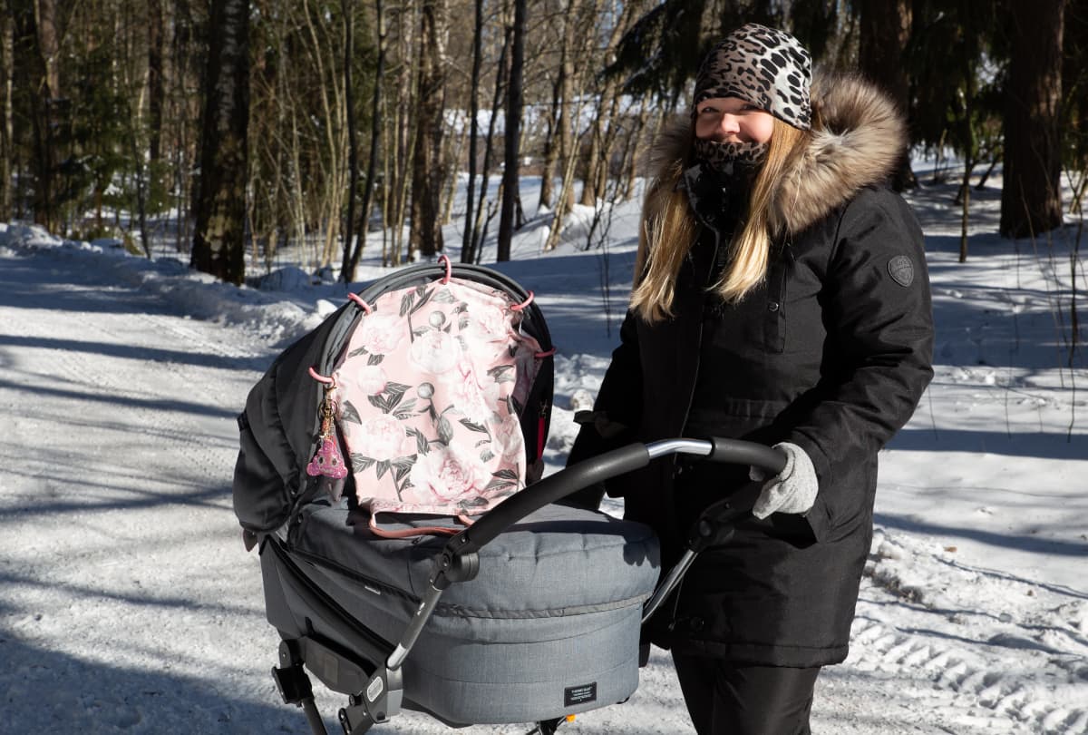 Eve Wallenius-Väisänen vaunulenkillä vauvansa kanssa aurinkoisessa pakkassäässä.