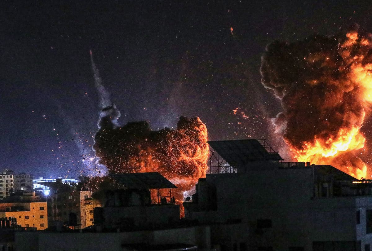 Tulipallot ja savupilvet nousevat taivaalle Isrealin ilma-iskussa Gazaan