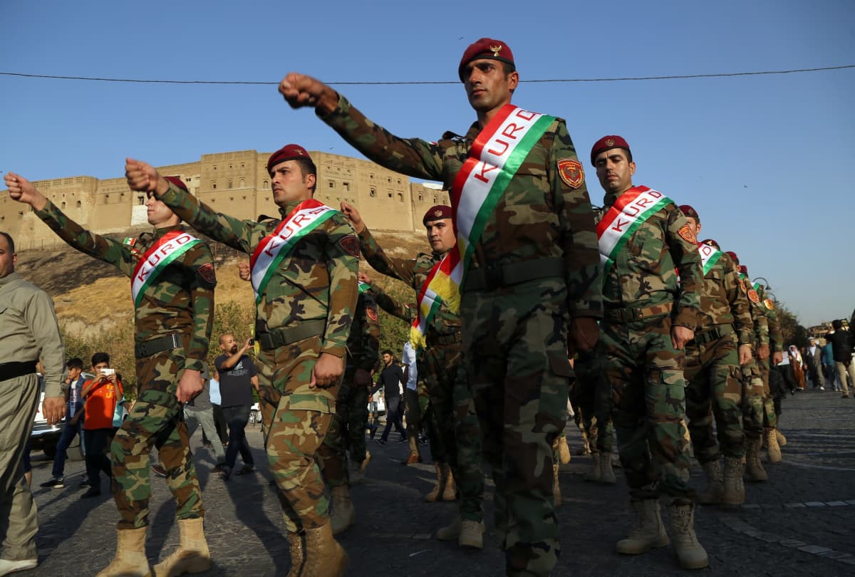 Kurdien peshmerga-taistelija marssivat Erbilin kaupungissa tukeakseen itsenäisyyskansanäänestystä.