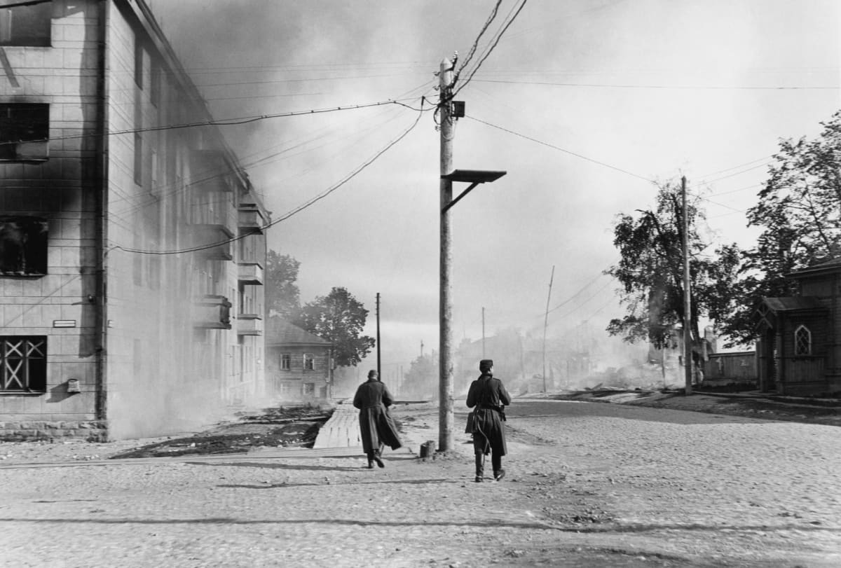Två finska soldater i Petroskoj (Äänislinna) under fortsättningskriget, 1941