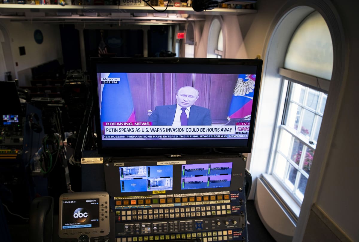 Vladimir Putinin televisioitu puhe televisioruudulla Valkoisessa talossa.