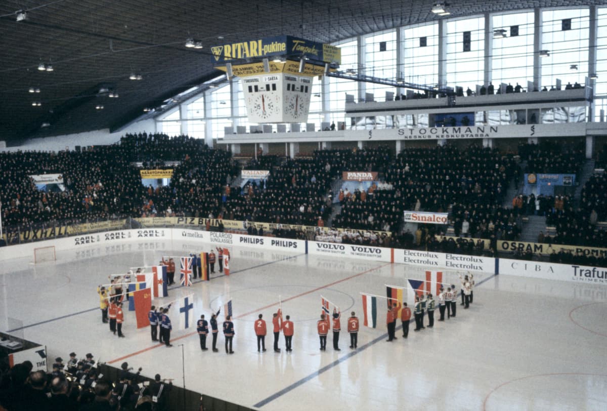 Lipunkantajia jääkiekon MM-kisojen avajaisissa vuonna 1965.