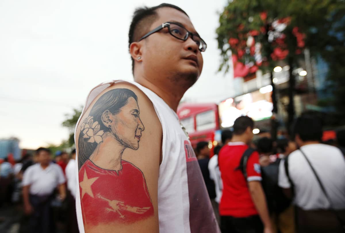 Mies, jonka käsivarteen on tatuoitu Aung San Suu Kyin kuva.