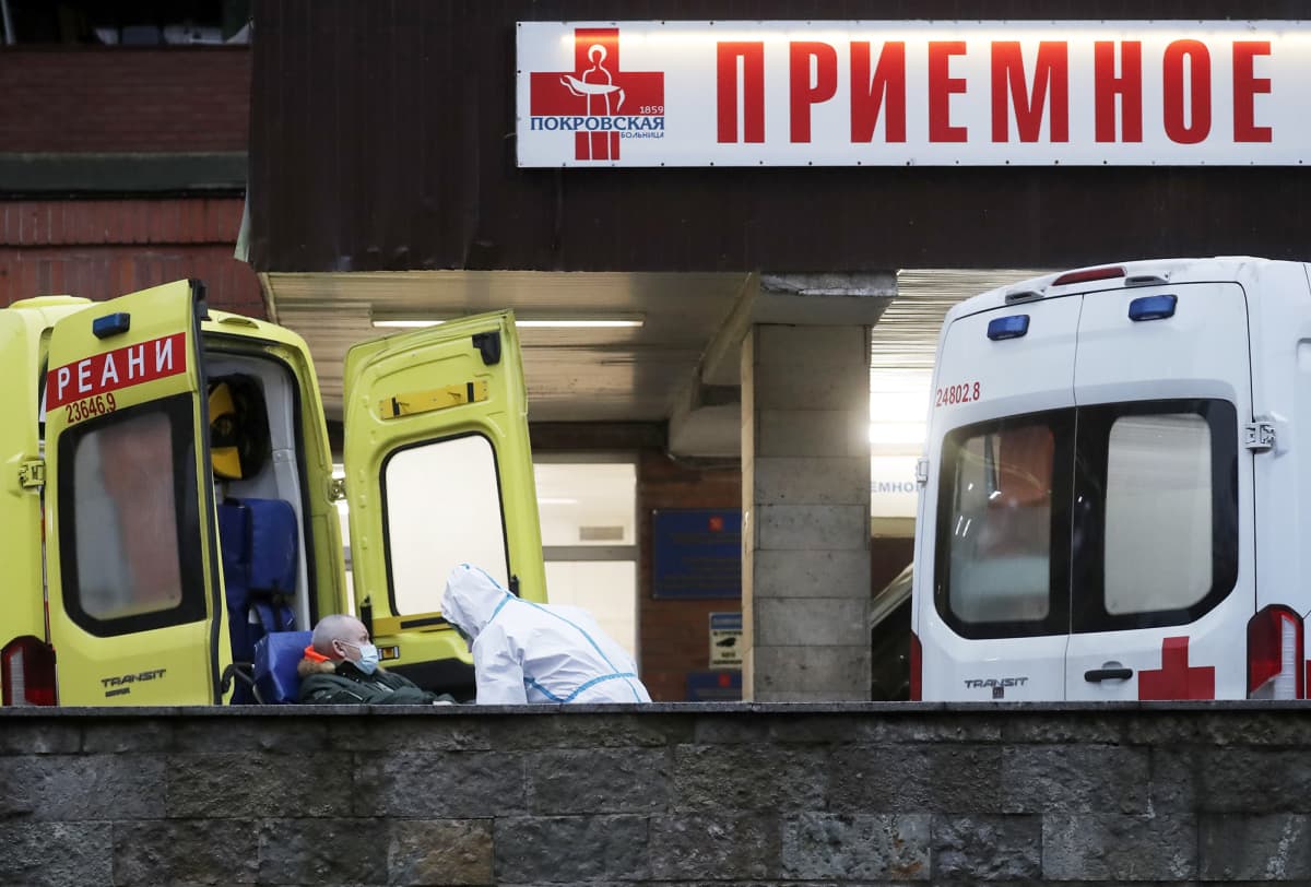 Ambulansseja sairaalan edustalla Pietarissa.