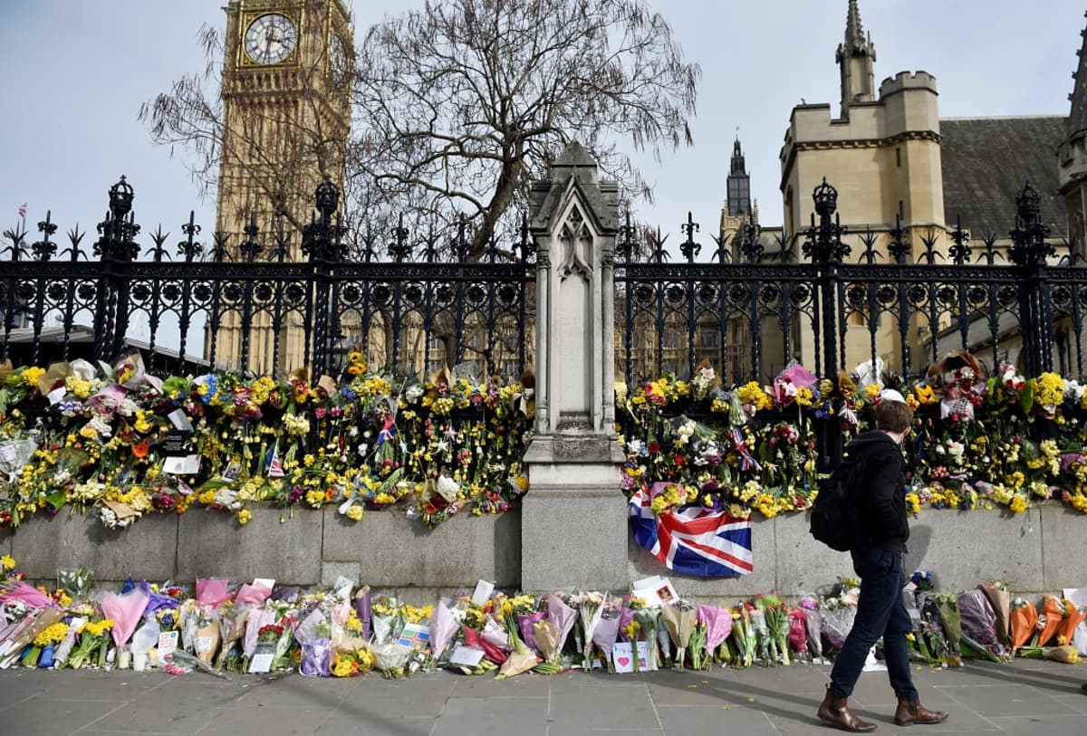 Kukkia ja kynttilöitä on tuotu Lontoon parlamenttitalon edustalle terrori-iskun uhrien muistolle.
