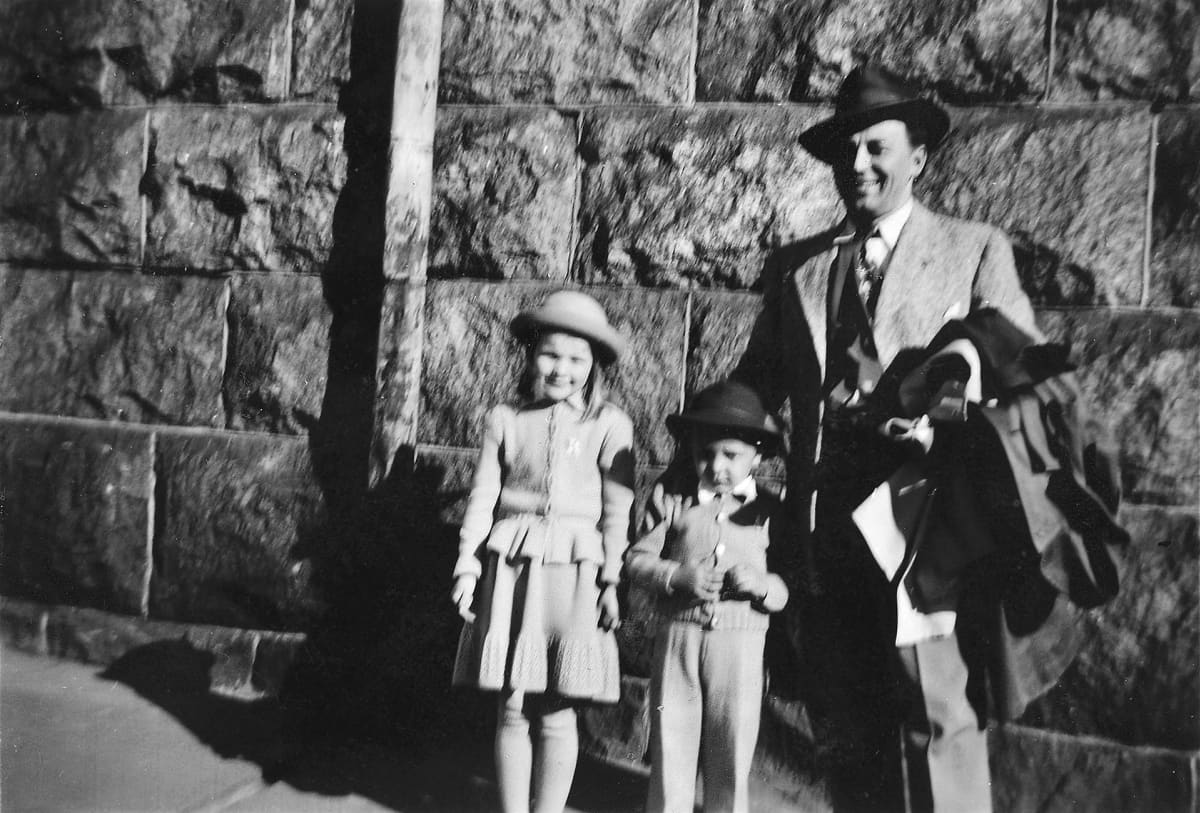 .Ilse, Pauli ja Olavi Virta Helsingin Sörnäisissä 1949. Hammarin mukaan elämä Pääskylänkadulla oli onnellista.