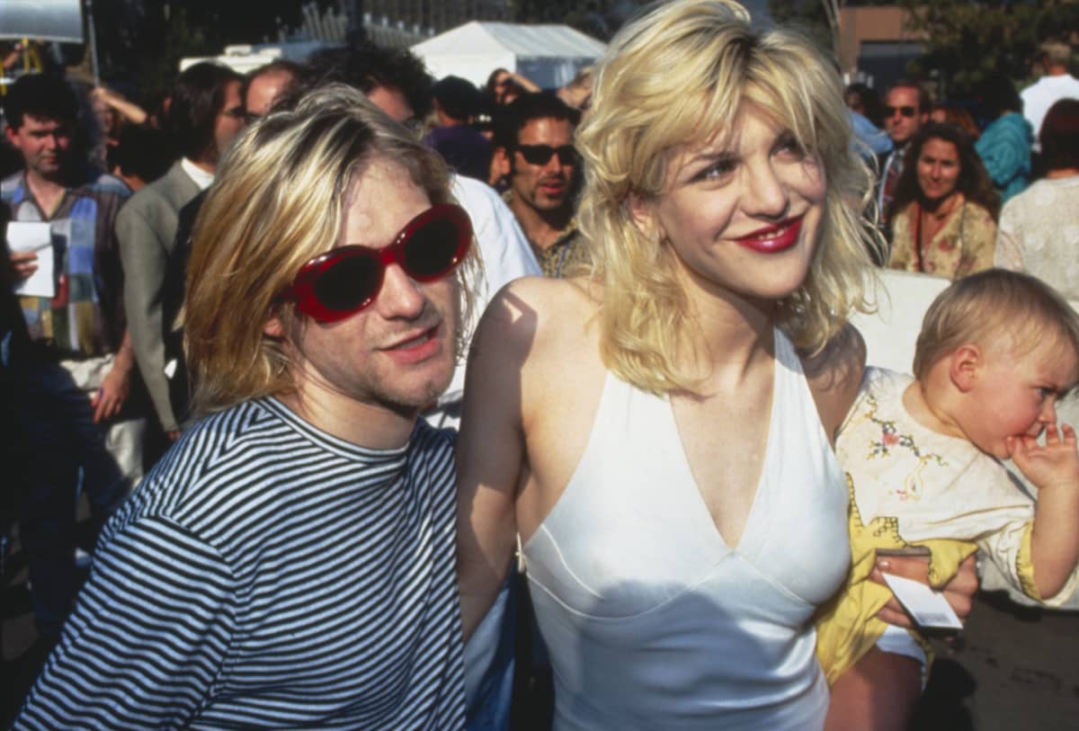 Kurt Cobain kuvattuna yhdessä Courtney Loven ja tyttärensä Frances Beanin kanssa vuonna 1993. 