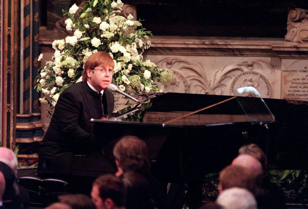 Elton John esiintyi prinsessa Dianan hautajaisissa.