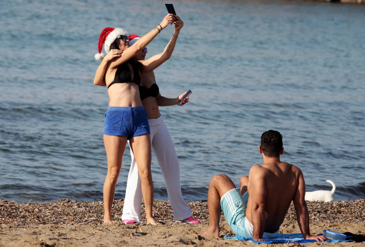 Joulupäivänviettoa rannalla Ateenassa.