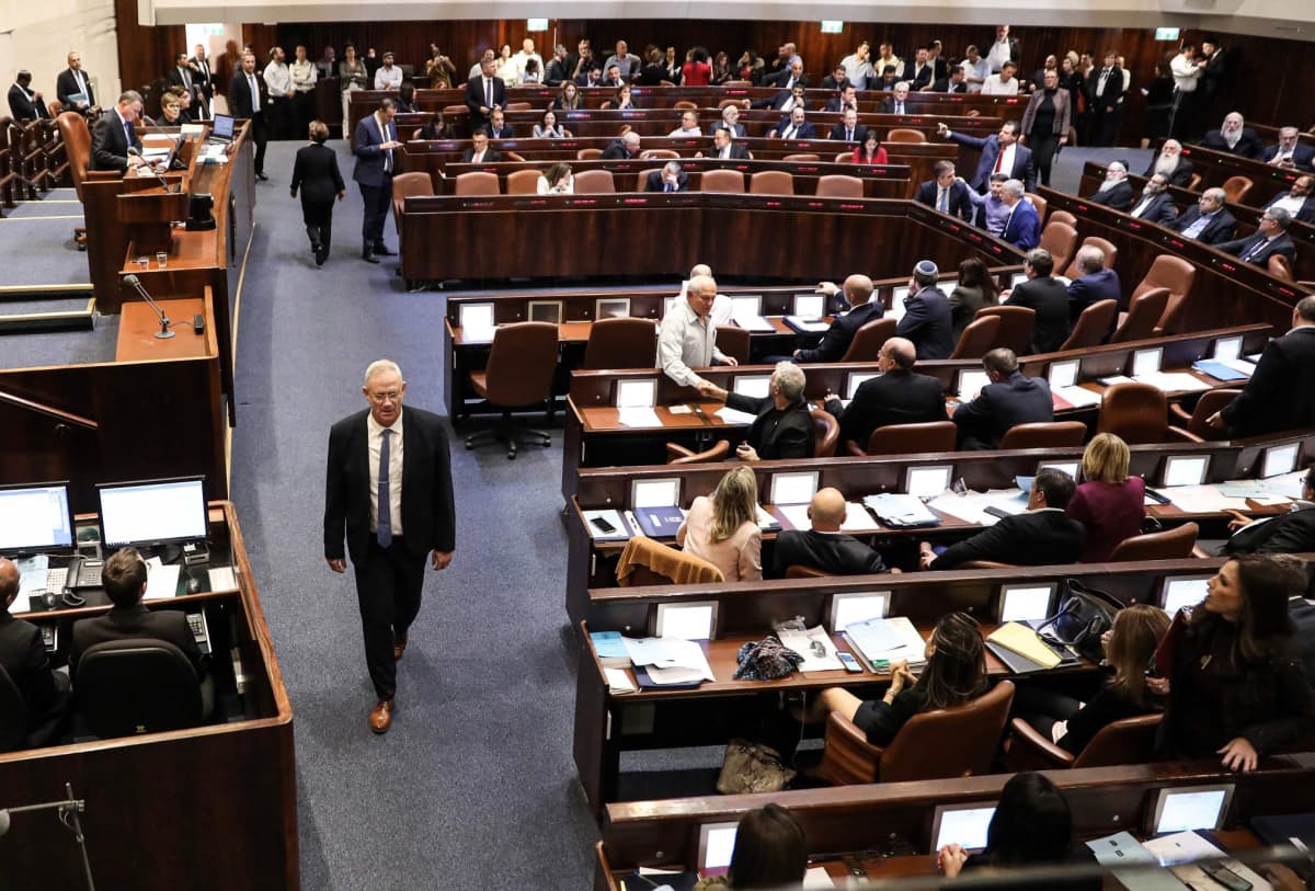 Sininen ja valkoinen -puolueen johtaja Benny Gantz kävelee Israelin parlamentin knessetin istunnossa.