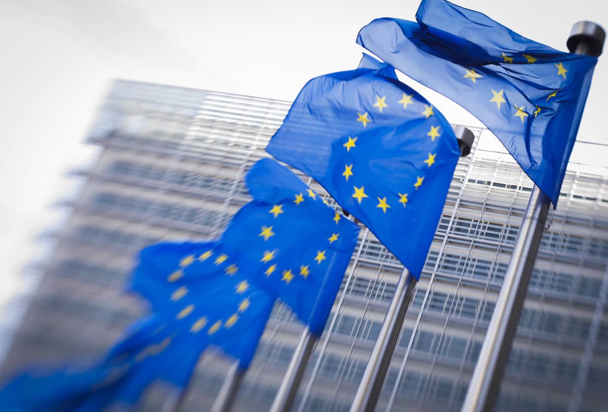 EU:n liput liehuvat EU:n rakennuksen ulkopuolella Brysselissä.