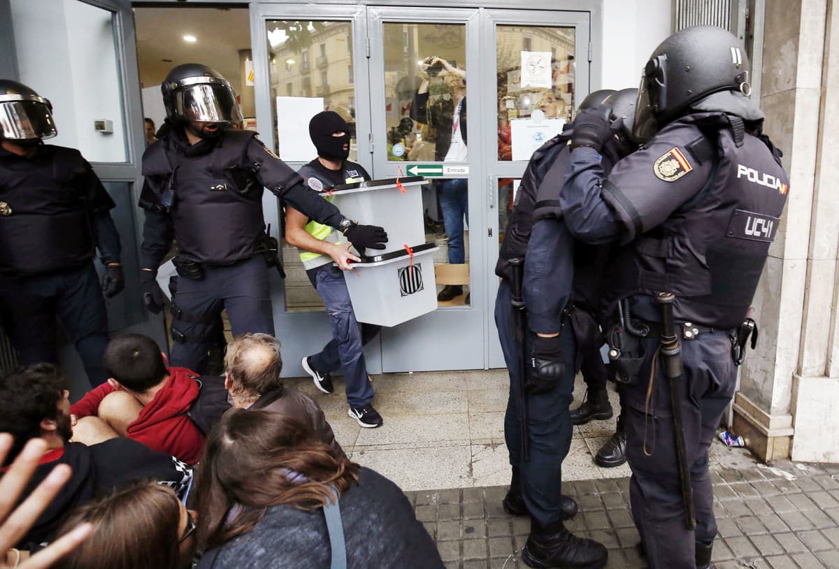 Mellakkapoliisit takavarikoivat äänestyslaatikoita Barcelonassa 