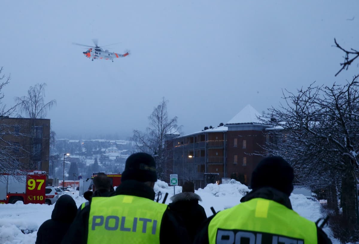 Pelastushelikopteri Gjerdrumin yläpuolella.
