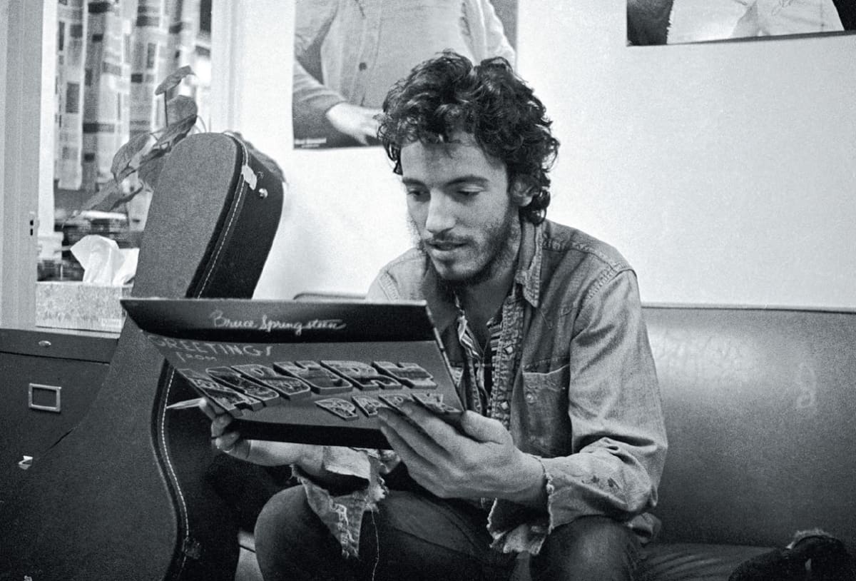 Bruce Springsteen ensimmäisen julkaisemansa LP-levyn kanssa.