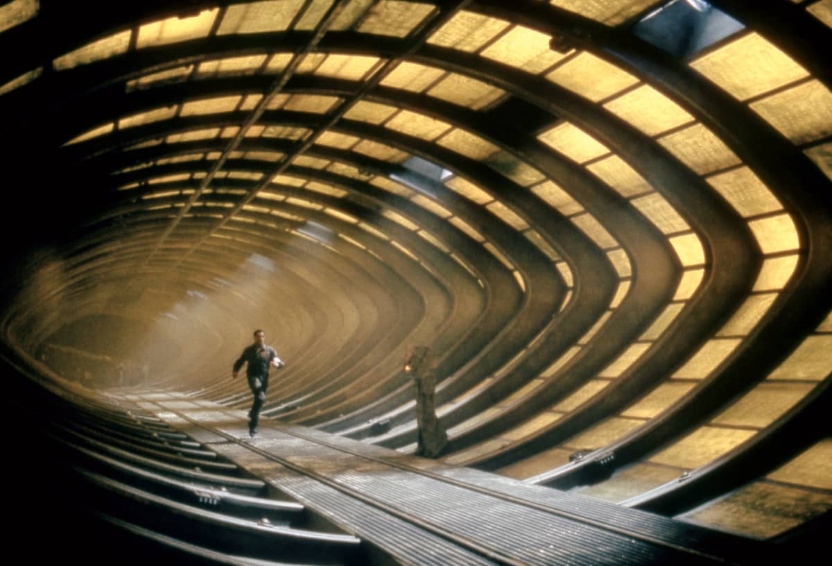 Mies juoksee luurankomaisessa tunnelissa, Event Horizon
