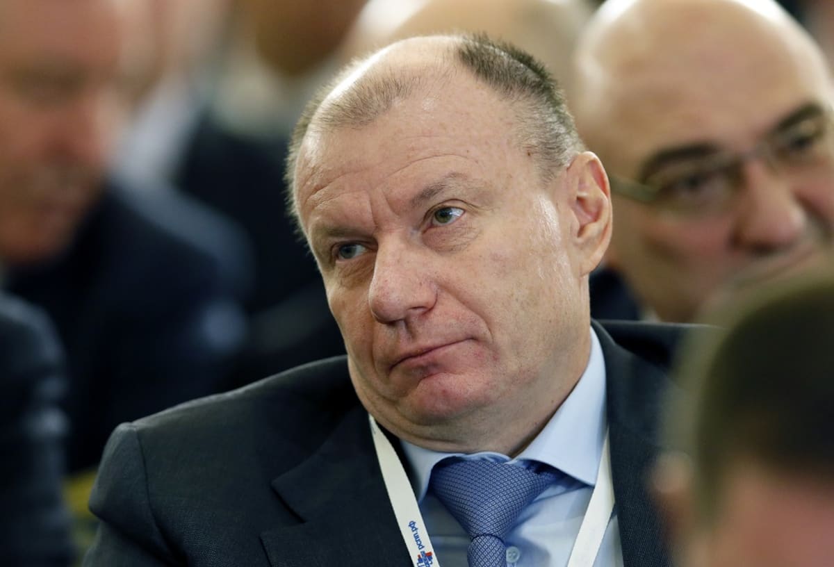 Vladimir Potanin istuu muiden liikemiesten joukossa Venäjän teollisuusmiesten ja yrittäjien liiton RSPP:n kokouksessa. Hänellä on tumma puku, sininen kravatti.
