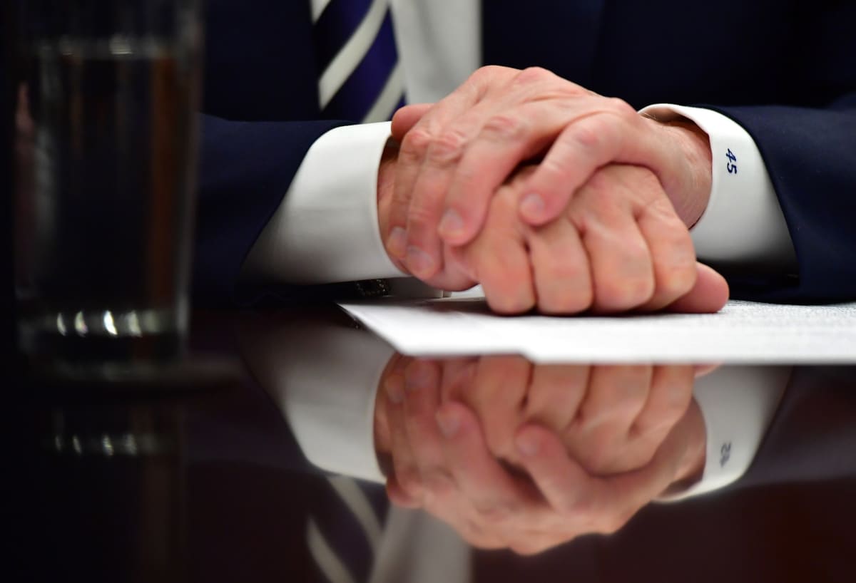 Presidentti Donald Trump kokouksessa Valkoisessa talossa.