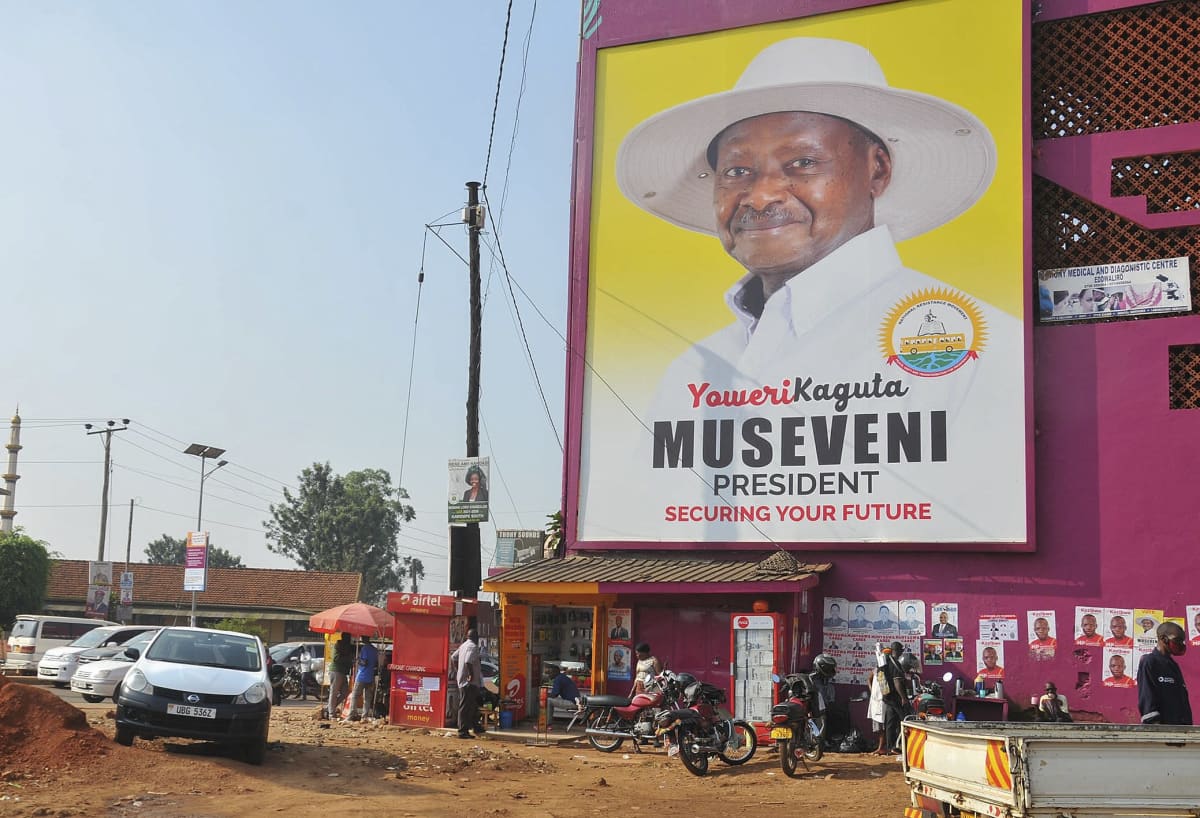 Katunäkymä, talon seinässä on presidentti Yoweri Musevenin suurikokoinen vaalijuliste.