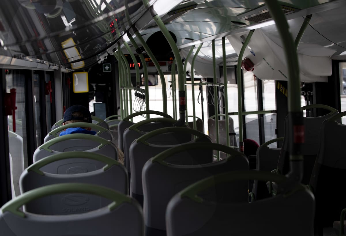 Yksinäinen matkustaja paikallisbussissa.