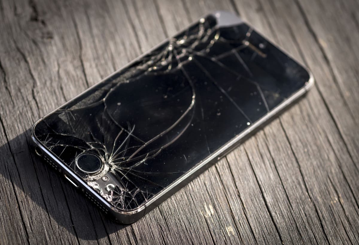 Rikkoutunut älypuhelin.