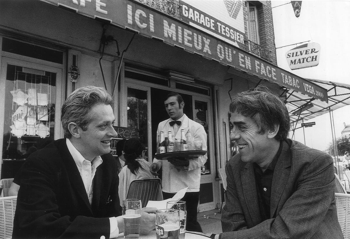 Raoul Coutard ja Peter Lennon kahvilassa Pariisissa 1968