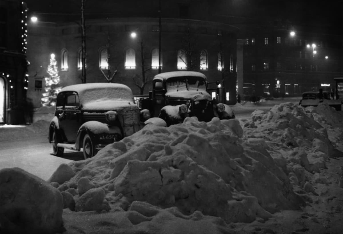 Luminen talvi Helsingissä joulukuussa 1940. Kaksi autoa Ruotsalaisen teatterin luona Mannerheimintiellä.