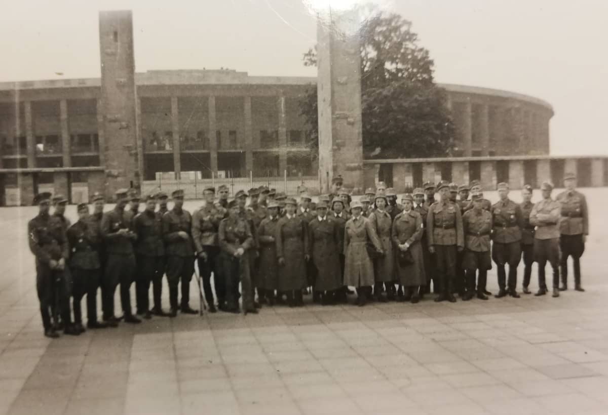 Viides palkinto- ja virkistysmatkaseurue Berliinin Olympiastadionilla kesällä 1944. Matkalle osallistui 15 lottaa ja 30 sotainvalidia.