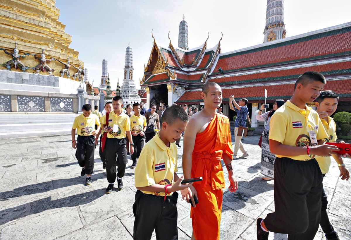Luolasta pelastetut thaimaalaiset jalkapallojuniorit vierailivat Bangkokissa sijaitsevan buddhalaisen temppelin alueella 7. syyskuuta 2018.