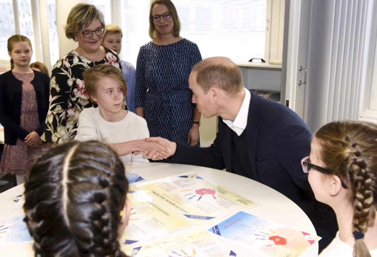 Prinssi William tervehtii Tuomas Reijosta. Prinssi William vieraili Lauttasaaren ala-asteella.