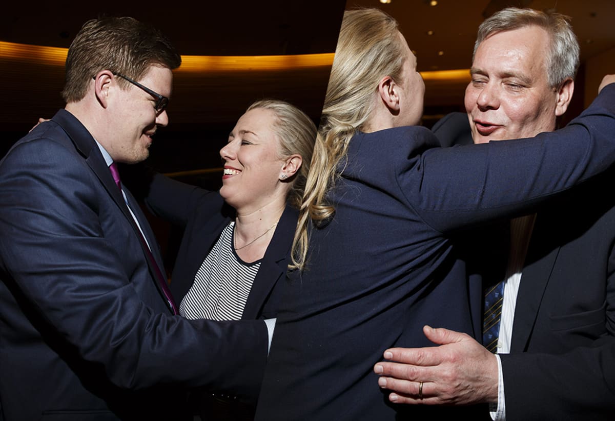 Jutta Urpilainen kuvattuna Antti Lindtmanin ja Antti Rinteen kanssa SDP:n eduskuntaryhmän kokouksessa 23. huhtikuuta.