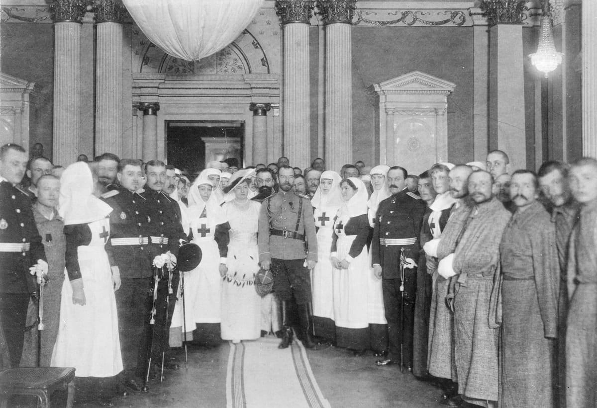 Nikolai II vierailulla sotasairaalana toimineessa keisarillisessa palatsissa