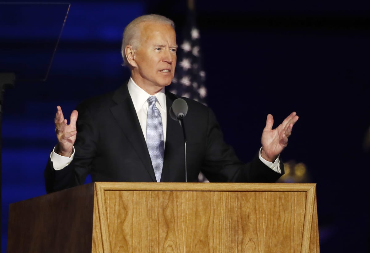Yhdysvaltain presidentiksi valittu Joe Biden nostaa käsiää sivuille puhuessaan.
