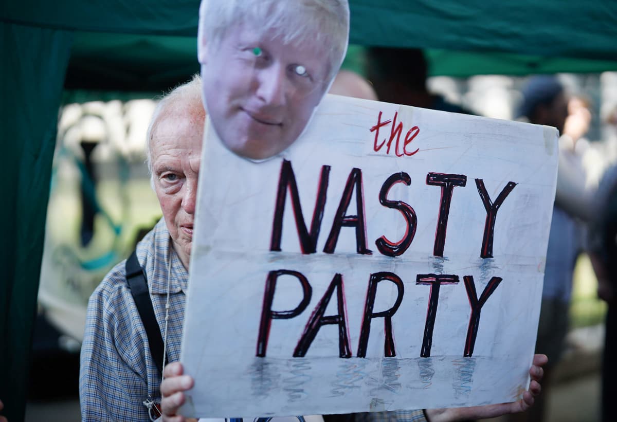 Mielenosoittajat osoittivat mieltään Boris Johnsonia vastaan Downing Streetillä 22. heinäkuuta.
