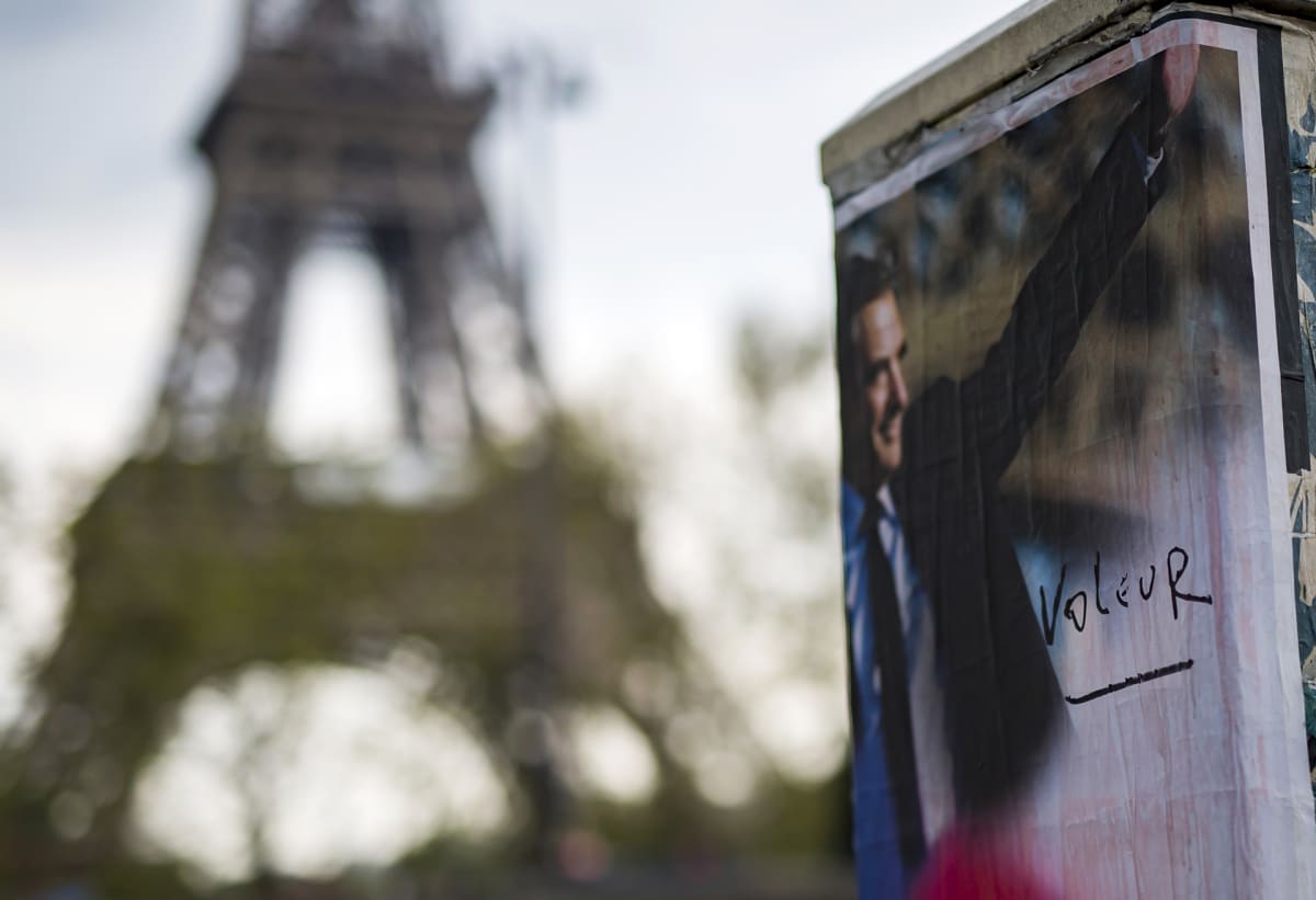 Francois Fillonin vaalimainos ja taustalla Eiffel-torni